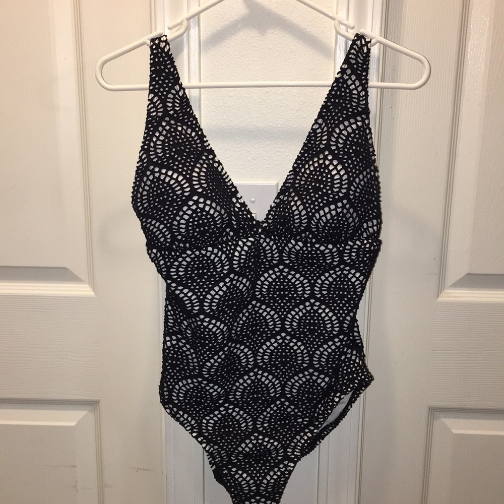 LA BLANCA CROCHET ONE PIECE SWIMSUIT (ACC) - Picture 3 of 8